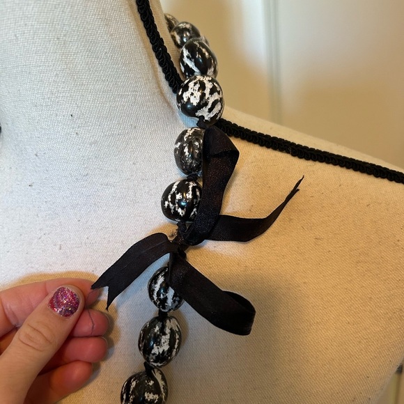 Vintage black and white Kukui Lei necklace from Hawaii - Picture 3 of 3